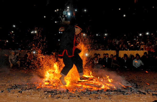Hà Giang – Lễ hội nhảy lửa Pà Thẻn – Tuyên Quang