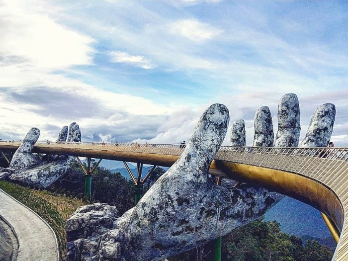 Dân tình “bấn loạn” trước cây cầu vàng hình bàn tay khổng lồ ở Đà Nẵng, rần rần rủ nhau đến check in