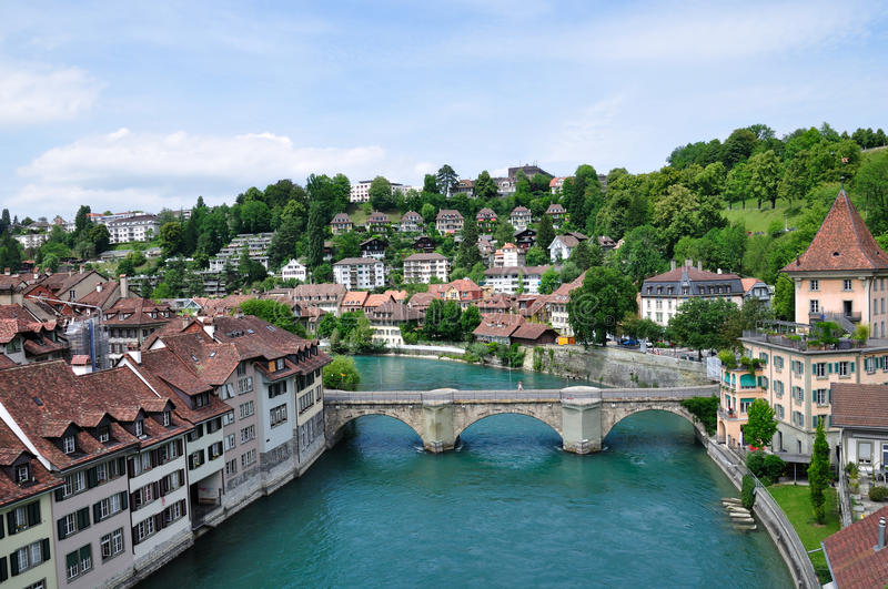 Zurich – Rhine Fall – Núi Titlis – Lucerne – Bern – Chillon – Lausanne – Montreux (Tàu ngắm cảnh GoldenPass, Tour Tiêu Chuẩn) – Thu Mãi Xanh