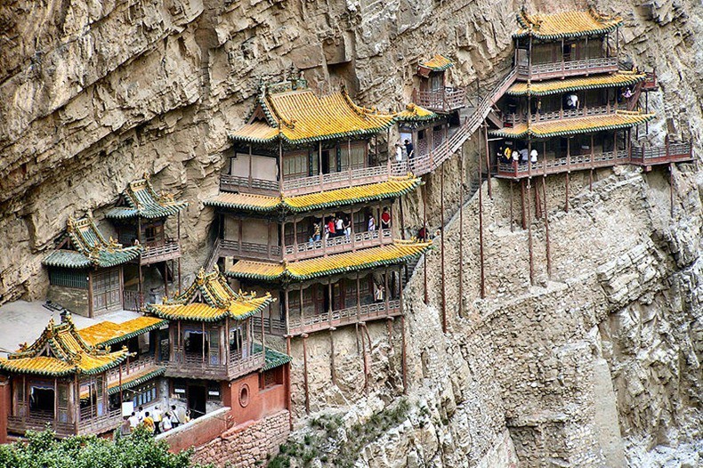 Lạ lùng ngôi chùa nghìn năm tuổi cheo leo trên vách đá ở Trung Quốc: Cả công trình được nâng đỡ bởi vỏn vẹn vài thân gỗ nhưng vững chãi không ngờ