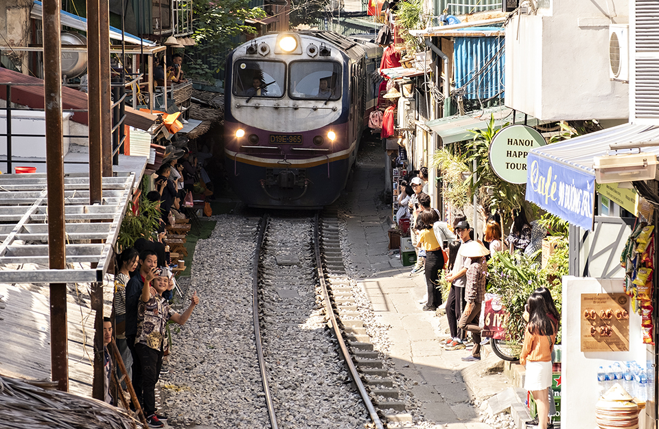 Phố cà phê đường tàu ở Hà Nội đón khách trở lại với nhiều thay đổi lớn