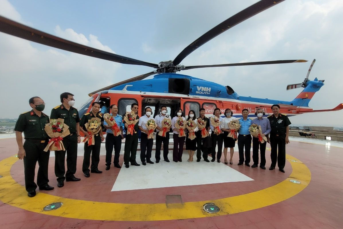 Sau bao ngày chờ đợi, tour trực thăng đầu tiên dạo quanh TP.HCM đã công bố giá cho 1 lần bay